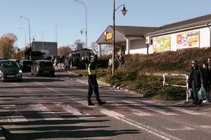 zdjęcie przedstawia policjantów w trakcie kontroli drogowej.