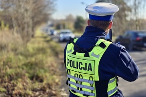 zdjęcie przedstawia policjanta w trakcie kontroli prędkości