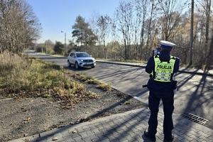 zdjęcie przedstawia policjanta w trakcie kontroli prędkości