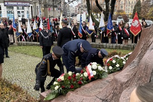 zdjęcie przedstawia przedstawicieli służb mundurowych na uroczystościach