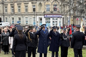 zdjęcie przedstawia przedstawicieli służb mundurowych na uroczystościach