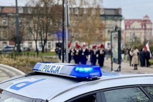 zdjęcie przedstawia przedstawicieli służb mundurowych na uroczystościach