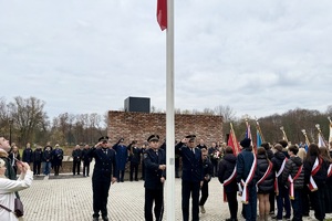 zdjęcie przedstawia przedstawicieli służb mundurowych na uroczystościach
