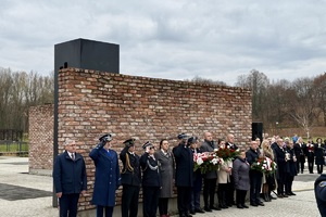 zdjęcie przedstawia przedstawicieli służb mundurowych na uroczystościach