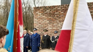 zdjęcie przedstawia przedstawicieli służb mundurowych na uroczystościach