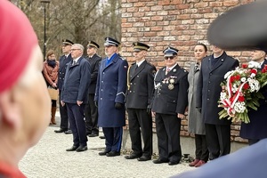 zdjęcie przedstawia przedstawicieli służb mundurowych na uroczystościach
