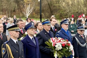 zdjęcie przedstawia przedstawicieli służb mundurowych na uroczystościach