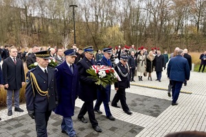 zdjęcie przedstawia przedstawicieli służb mundurowych na uroczystościach