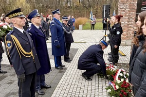 zdjęcie przedstawia przedstawicieli służb mundurowych na uroczystościach