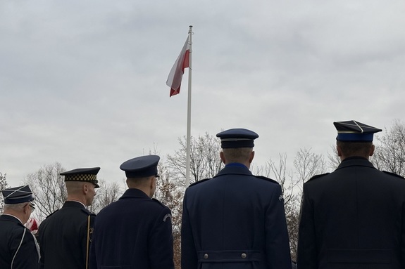 zdjęcie przedstawia przedstawicieli służb mundurowych na uroczystościach