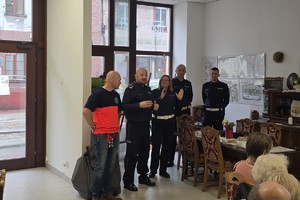 zdjęcie przedstawia uczestników debaty w trakcie pokazu pierwszej pomocy