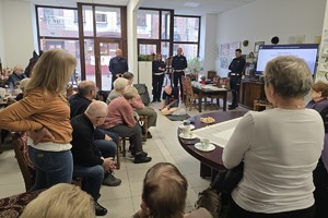 zdjęcie przedstawia uczestników debaty w trakcie pokazu pierwszej pomocy