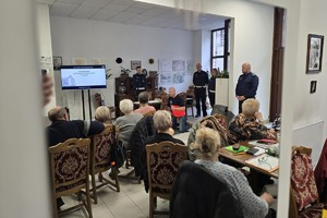 zdjęcie przedstawia uczestników debaty w trakcie pokazu pierwszej pomocy