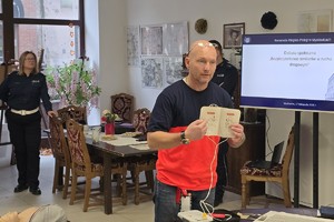 zdjęcie przedstawia uczestników debaty w trakcie pokazu pierwszej pomocy