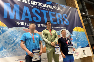 zdjęcie przedstawia trzech mężczyzn na podium