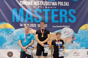 zdjęcie przedstawia trzech mężczyzn na podium