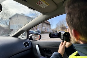 zdjęcie przedstawia policjantów w trakcie kontroli ruchu drogowego