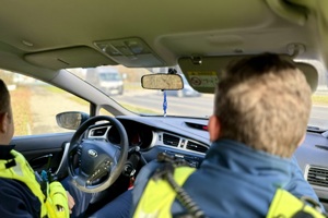 zdjęcie przedstawia policjantów w trakcie kontroli ruchu drogowego