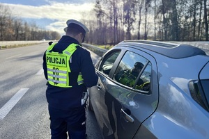 zdjęcie przedstawia policjantów w trakcie kontroli ruchu drogowego