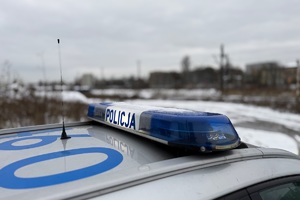 zdjęcie przedstawia mundurowych na terenie torowiska