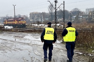 zdjęcie przedstawia mundurowych na terenie torowiska