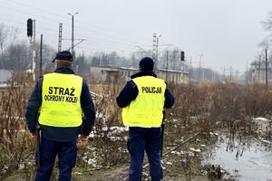 zdjęcie przedstawia mundurowych na terenie torowiska