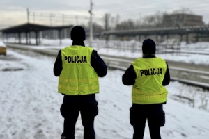 zdjęcie przedstawia mundurowych na terenie torowiska