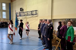 zdjęcie przedstawia przedstawicieli służb mundurowych na uroczystości.