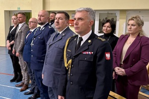 zdjęcie przedstawia przedstawicieli służb mundurowych na uroczystości.