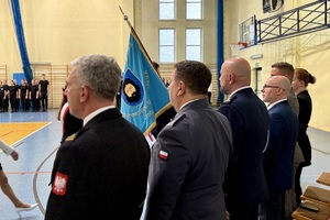 zdjęcie przedstawia przedstawicieli służb mundurowych na uroczystości.