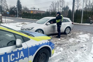 zdjęcie przedstawia policjanta w trakcie kontroli prędkości