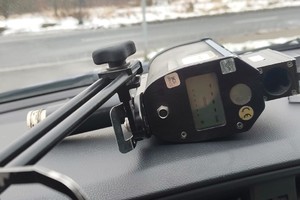 zdjęcie przedstawia policjanta w trakcie kontroli prędkości