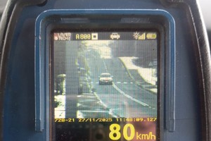 zdjęcie przedstawia policjanta w trakcie kontroli prędkości