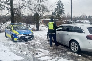 zdjęcie przedstawia policjanta w trakcie kontroli prędkości