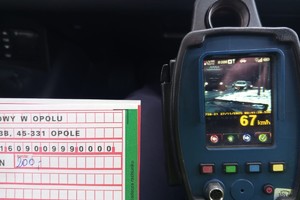 zdjęcie przedstawia policjanta w trakcie kontroli prędkości