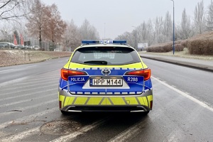 zdjęcie przedstawia policjanta w trakcie kontroli trzeźwości kierujących