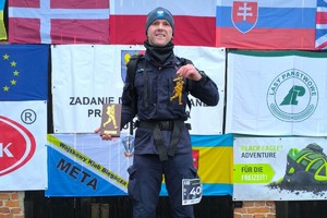 zdjęcie przedstawia policjanta na podium