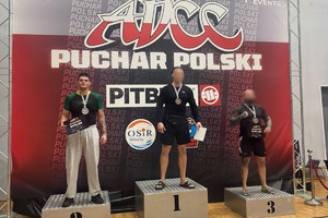 zdjęcie przedstawia zawodników na podium