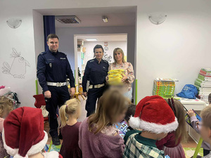 zdjęcie przedstawia policjantów w trakcie prelekcji dla dzieci