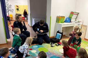 zdjęcie przedstawia policjantów w trakcie prelekcji dla dzieci