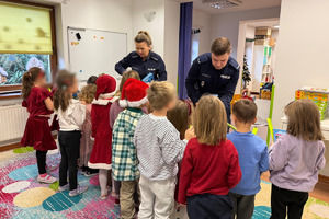 zdjęcie przedstawia policjantów w trakcie prelekcji dla dzieci