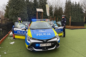 zdjęcie przedstawia policjantów w trakcie prelekcji dla dzieci