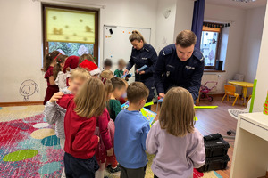 zdjęcie przedstawia policjantów w trakcie prelekcji dla dzieci