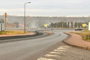 zdjęcie przedstawia węgiel leżący na jezdni.