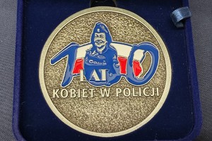 zdjęcie przedstawia medal z okazji stulecia kobiet w Policji
