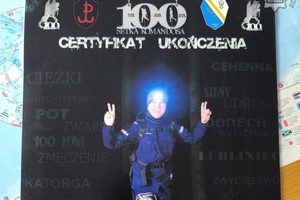 zdjęcie przedstawia Policjanta w trakcie biegu