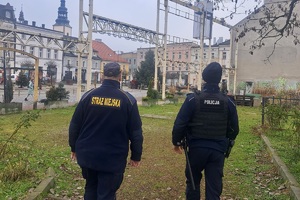 na zdjęciu policjant wraz ze strażnikiem miejskim patrolujący dzielnice Mysłowic