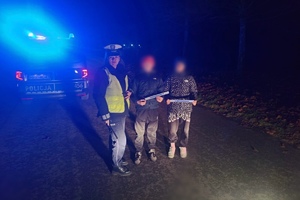 na zdjęciach policjantka która wręcza odblaski pieszym