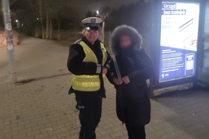 na zdjęciach policjantka która wręcza odblaski pieszym