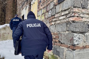 zdjęcie przedstawia policjanta kontrolującego pustostan
